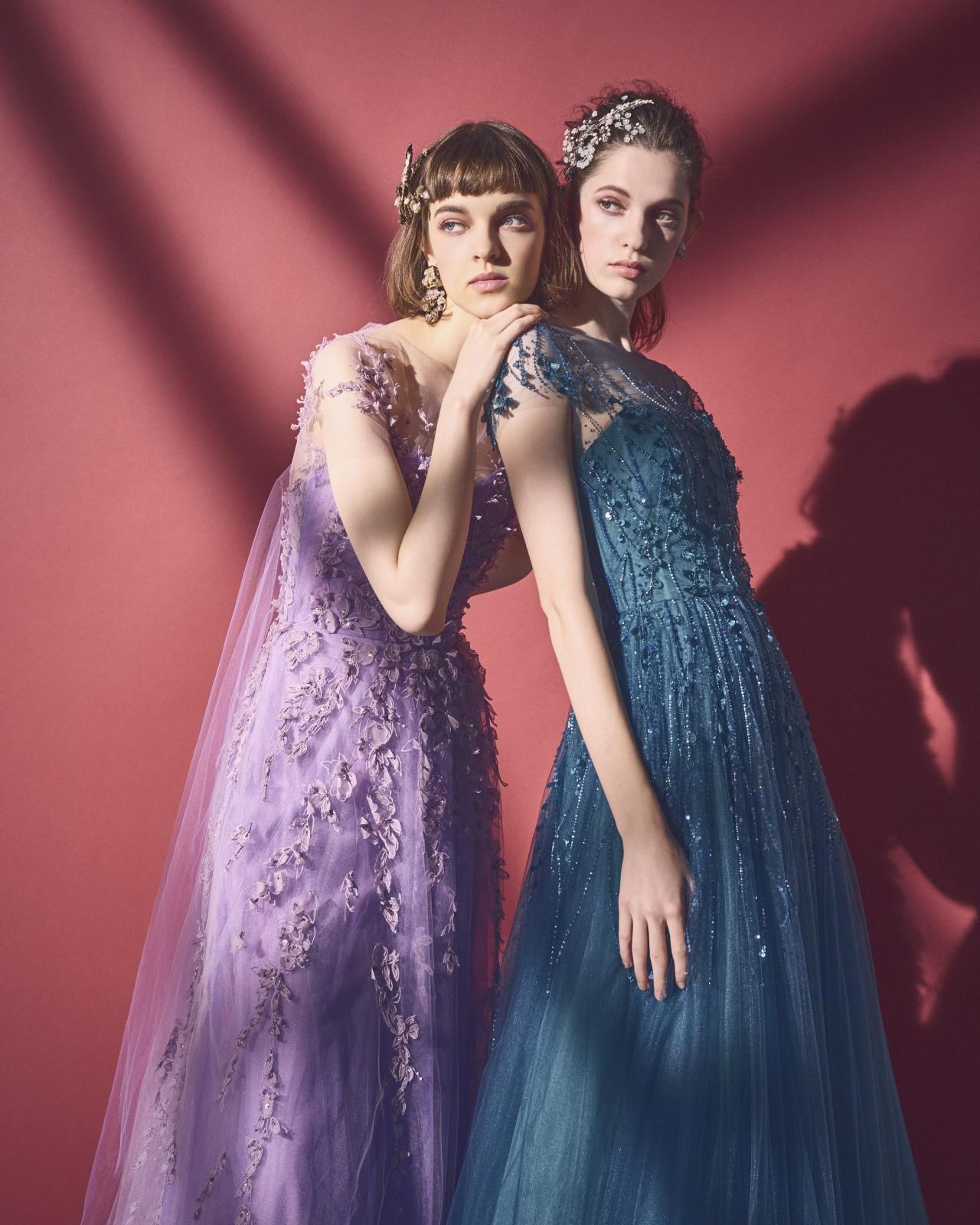 胸元からスカートにかけて流れるようにあしらわれた贅沢なインドビーディングがラクジュアリーな 1 着。