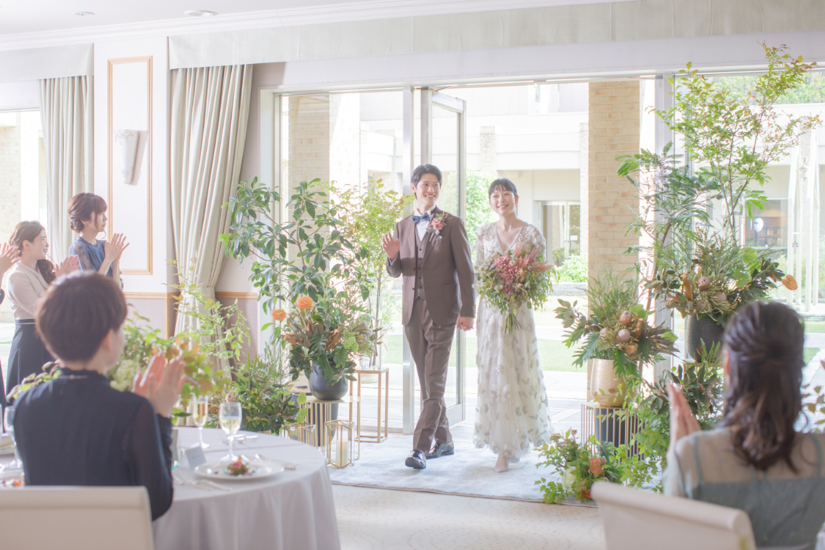 大きな窓から太陽の光が差し込む会場は披露宴をアットホームな雰囲気に