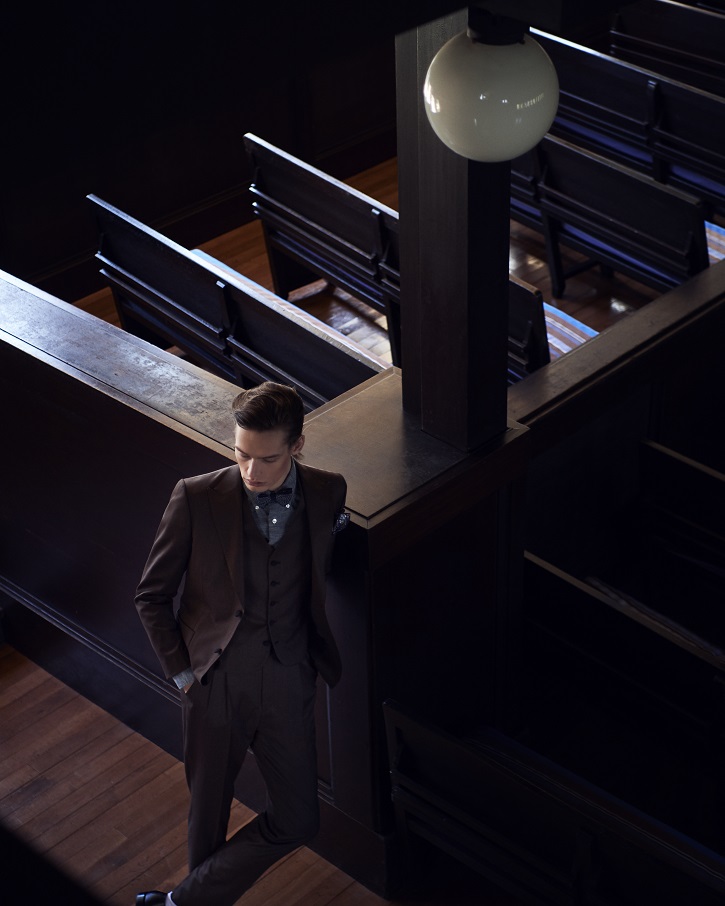 REDAの生地を使用したブラウンタキシード。<br />
ネイビーのシャツを合わせて、カジュアルかつシックに。