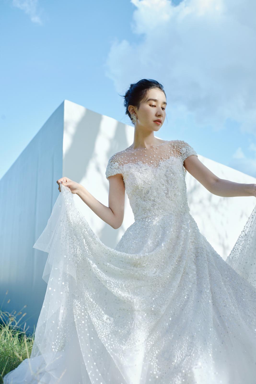 ショルダーやスカートの裾にかけて ビーディングがグラデーションになっていく様は 圧巻の美しさ。