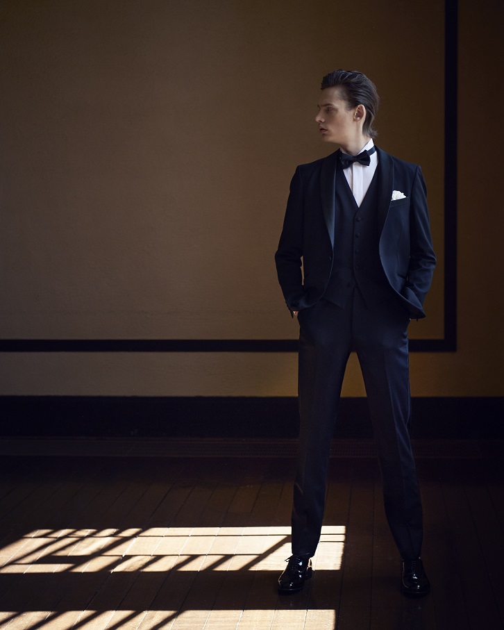 フォーマルなブラックタキシード<br />
細身の拝絹が縦のラインを強調し、スマートでスタイリッシュな着こなしに
