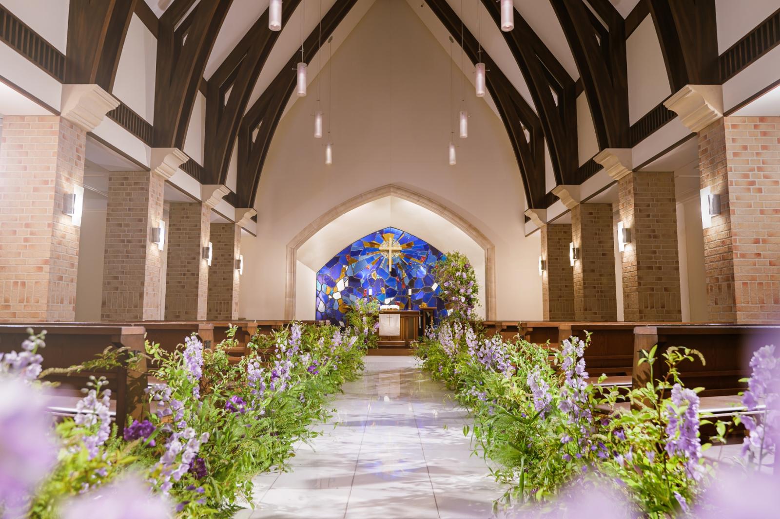 ステンドグラスは光と太陽の軌跡で、おふたりの将来を明るく照らします。