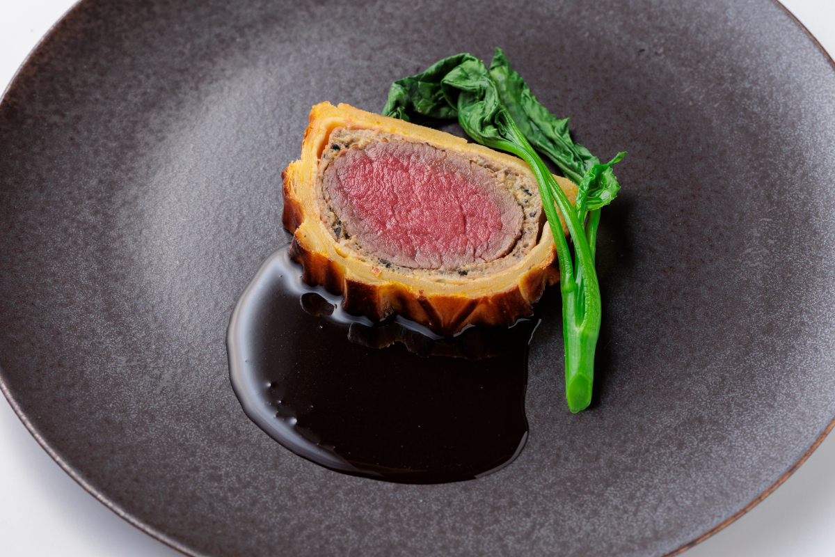 クラシカルな英国の伝統牛フィレ肉のパイ包み焼き”ウェリントン風”マデラ酒と赤ワイン風味のソースで