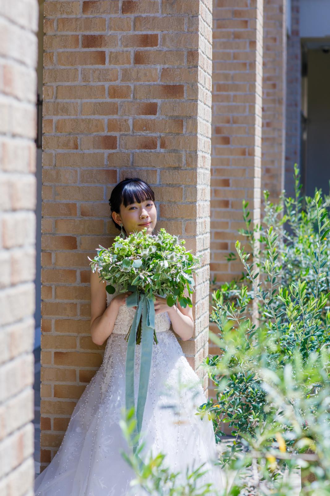 チャペルの前のお庭は前撮りスポットとしても人気の場所。