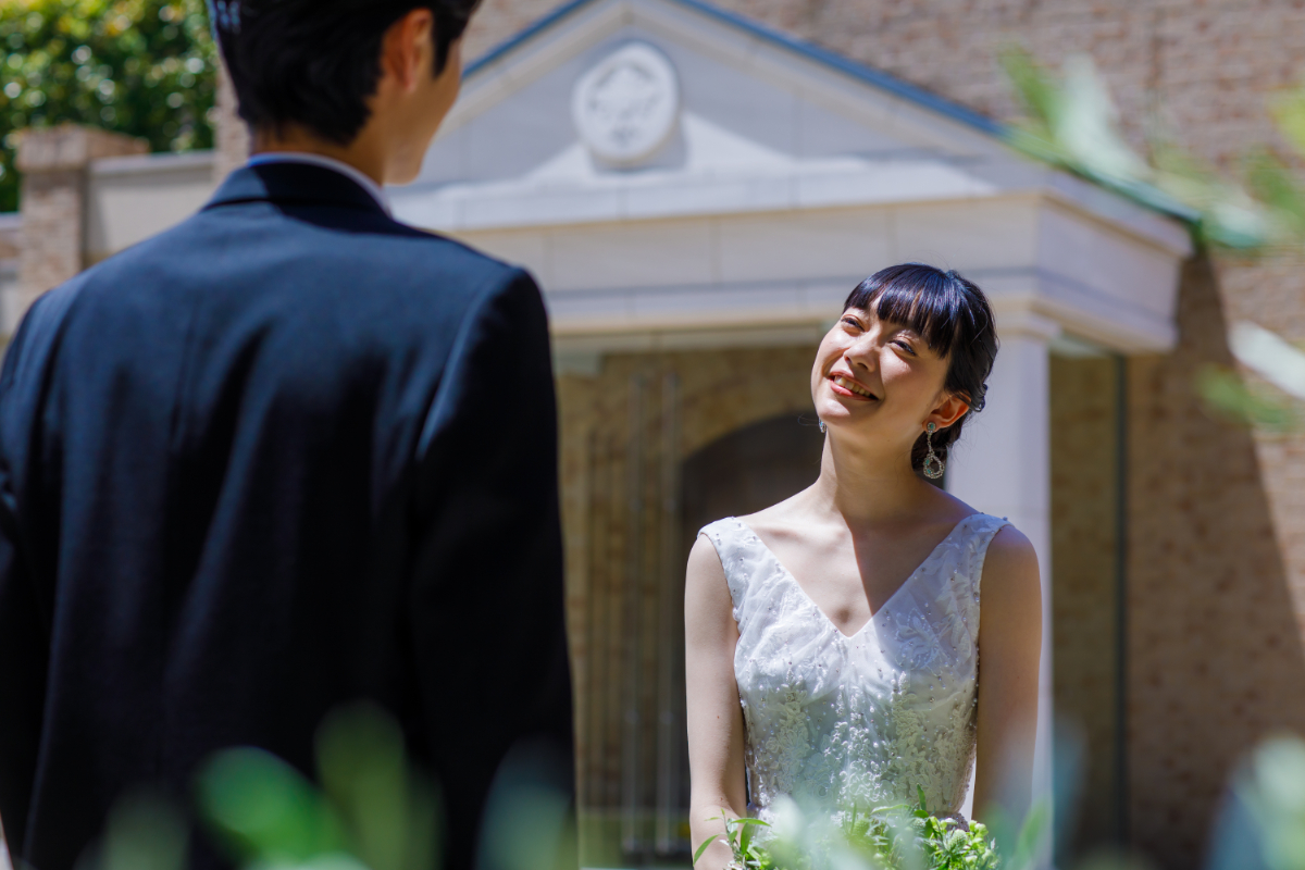 新郎へ初めて見せるドレス姿。ファーストミートの瞬間も写真に残して。
