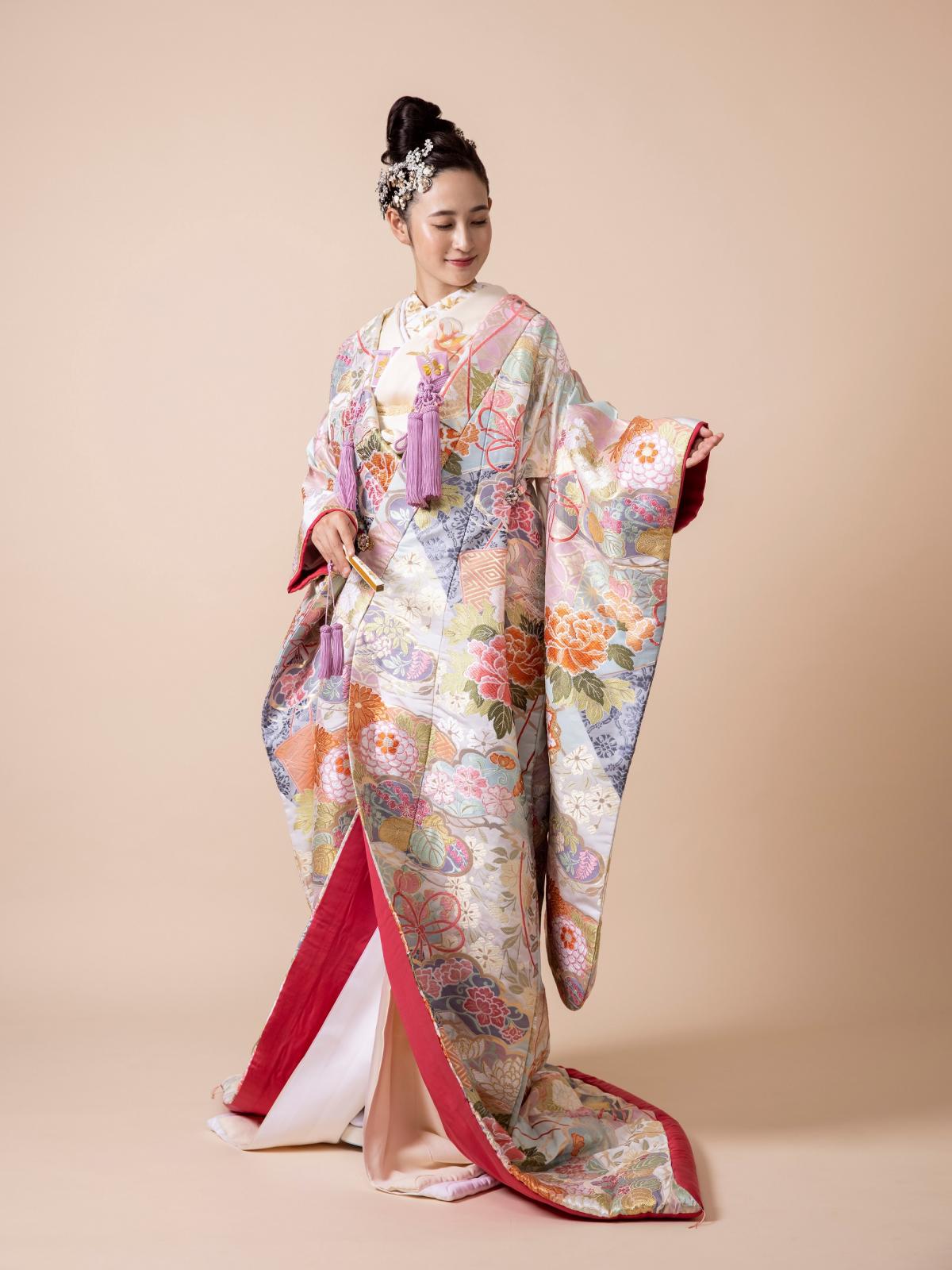 吉祥文様の松や扇、四季花文様を色彩豊かに織り成した華やかな逸品。