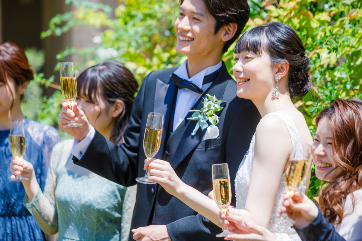 荘厳な挙式の後は大切なゲストと写真撮影の時間を。