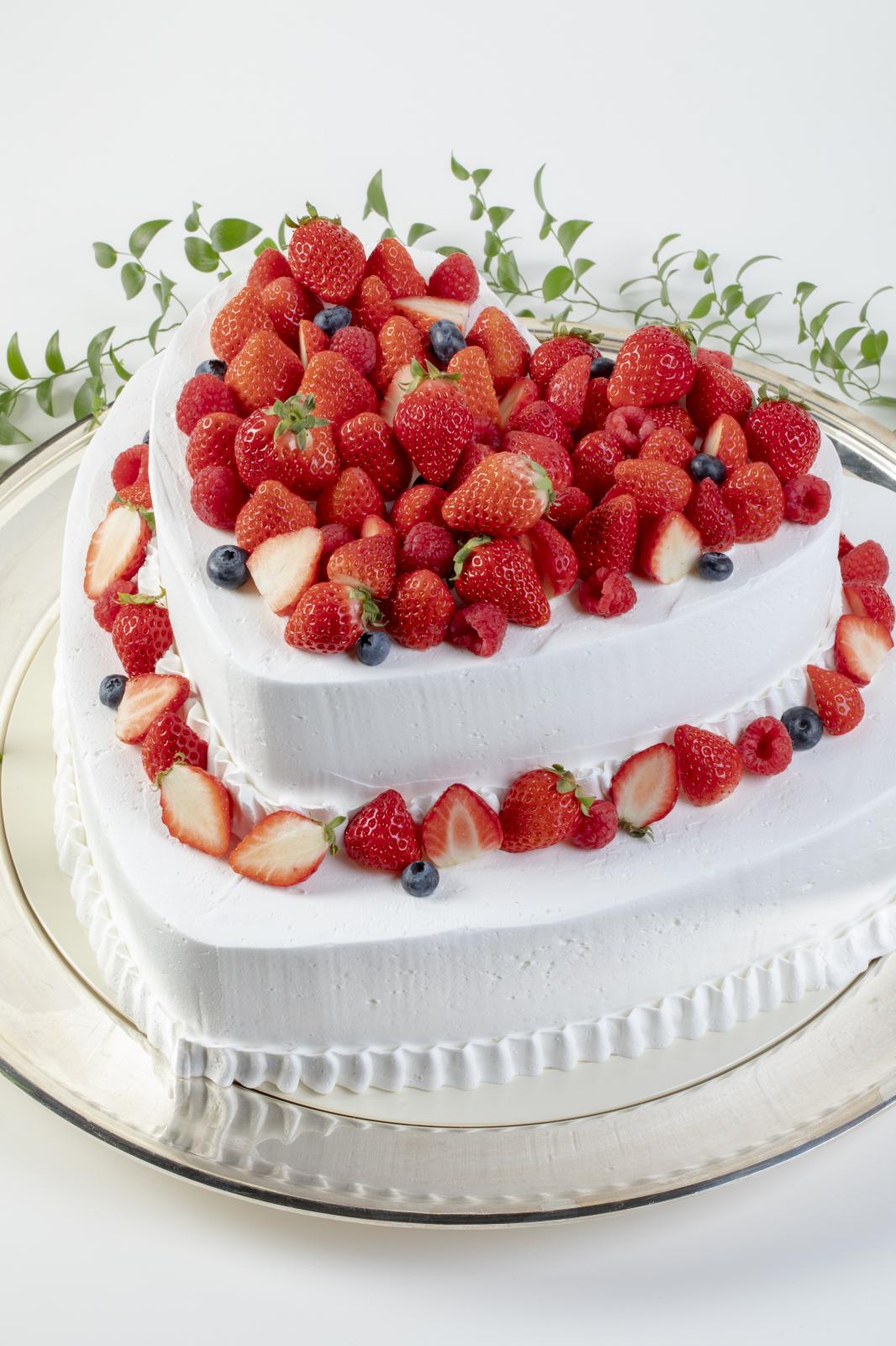 おふたりの幸せを甘く彩る、シンボリックなケーキと<br />
繊細で、鮮やかな、心に残るバラエティ。