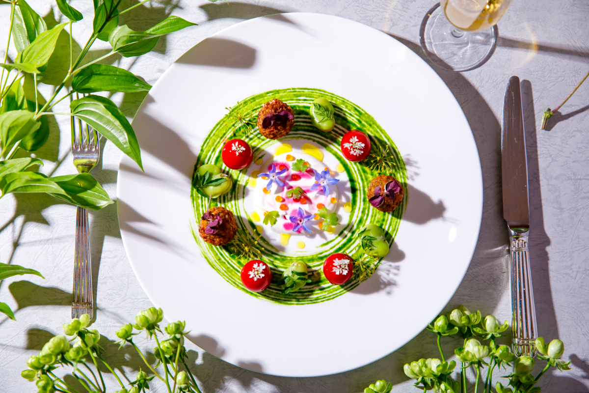 おふたりを祝福する全ての人へ、幸せを。<br />
それは、一流のシェフが生み出す一流の味。誰の記憶にも、じんわり残る温もりの味。<br />
ホテルならではの華麗な感動は、誇りあふれる料理人たちがつくります。