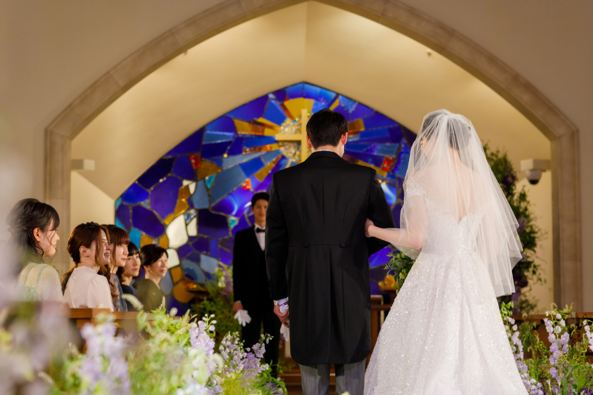 バージンロードを歩く“一歩一歩”は、“花嫁が生まれた日”から“今日までの道のり”を表しています。