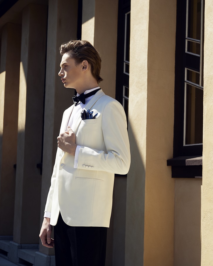 艶を抑えたジャケットが洗練された印象を与え、<br />
スマートでエレガントな佇まいとなります。