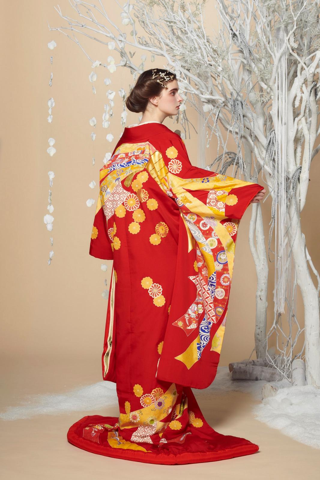 晴れの日の華やかで、よろこびあふれる披露宴での花嫁を、より美しく装う赤地の打掛。