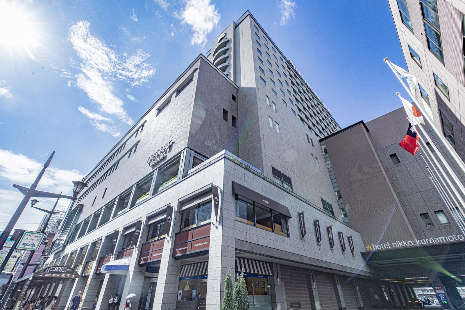 熊本市街中央、市電通り沿いの好立地。<br />
JR熊本駅からも阿蘇くまもと空港からも直行バスが運行し、県内外からのアクセスは抜群。<br />
熊本にはじめてお越しになる方は、熊本周遊の拠点としてもご活用いただけます。