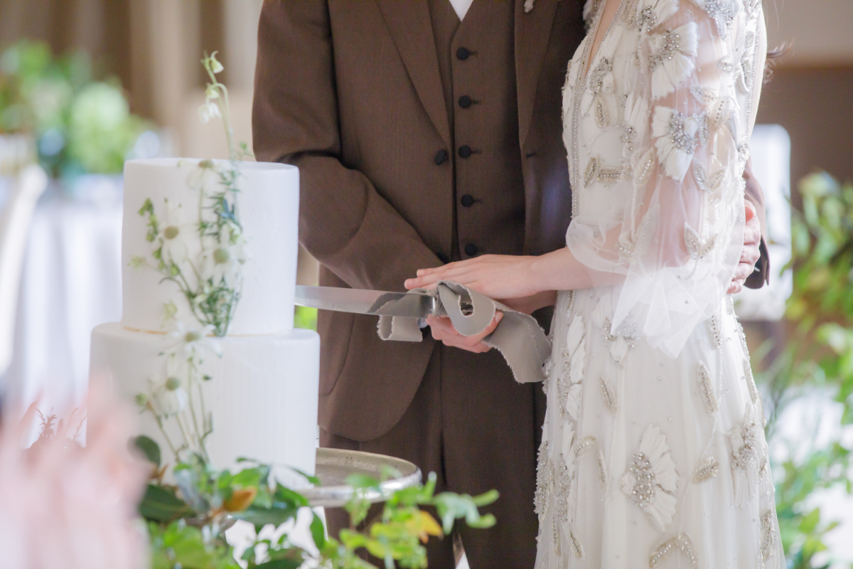 ケーキ入刀のあとはゲストへ幸せのおすそ分け