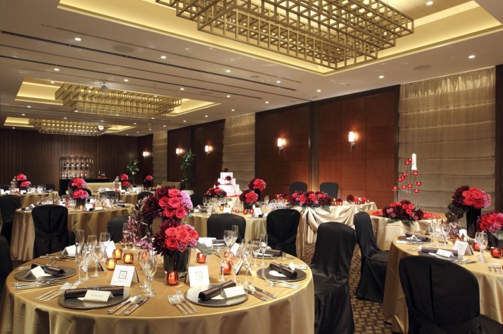 入り口に配したソファスペースではお食事前のゆったりとしたひとときを。<br />
貸し切り感を大切にし、おふたりらしいおもてなしを存分に表現できます。