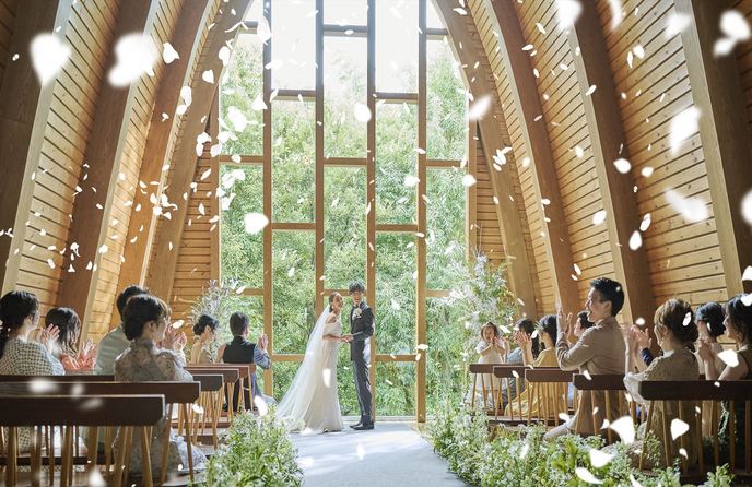 周囲の豊かな自然と調和する美しい木に包まれるセレモニー会場