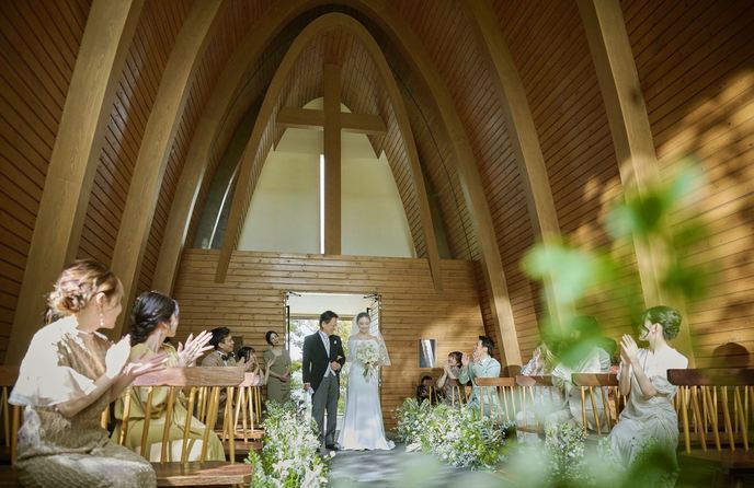 周囲の豊かな自然と調和する美しい木に包まれるセレモニー会場