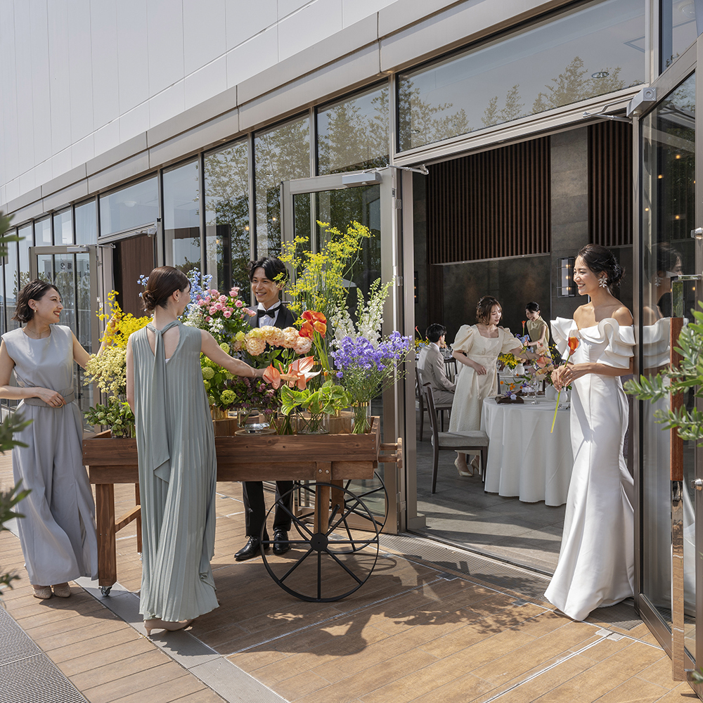会場入り口にお花をマルシェのように並べ、ゲストの好きなお花で卓上をコーディネートすることも♪