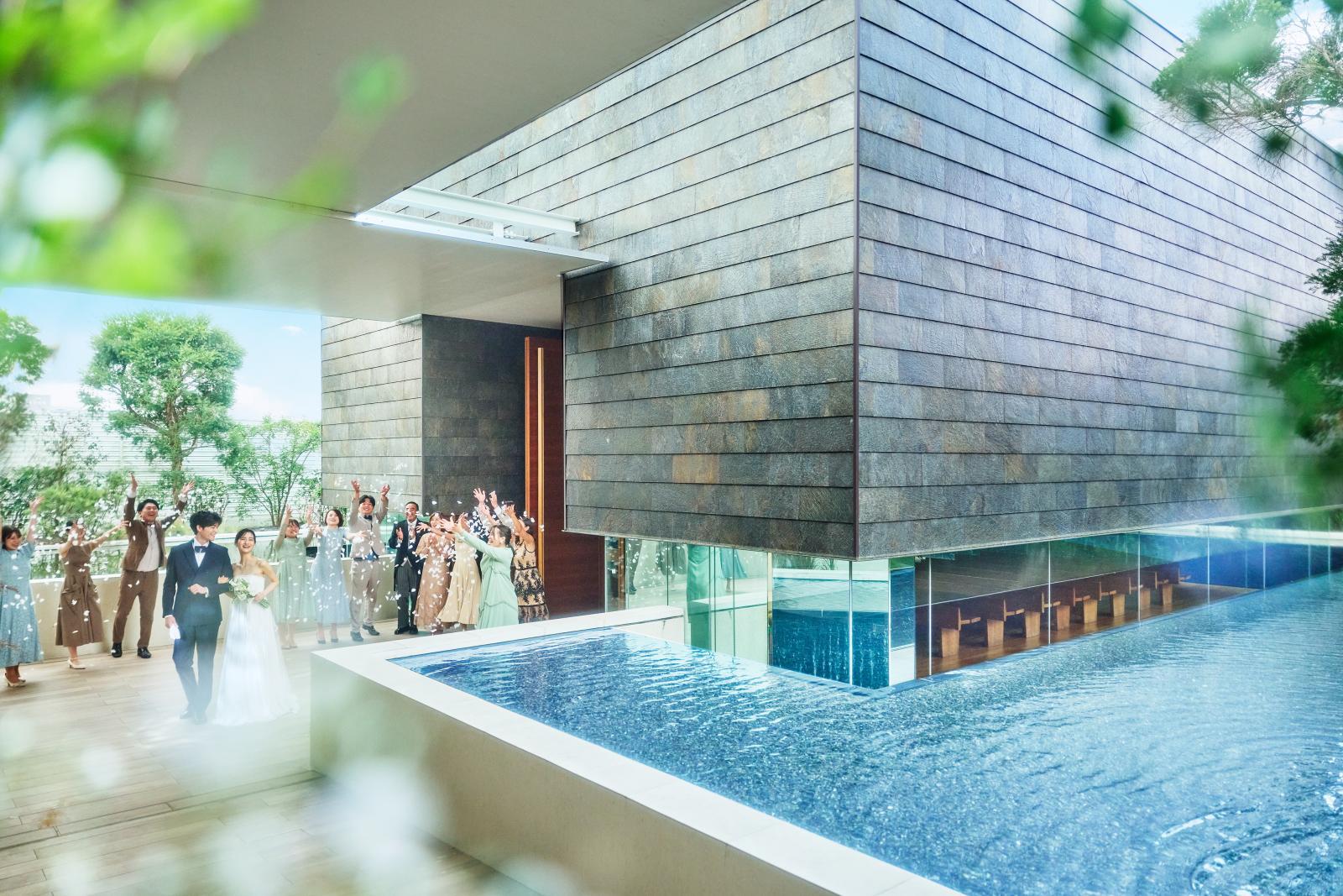 祭壇へのアプローチが一歩一歩水の中に入っていくような神秘的な設計に