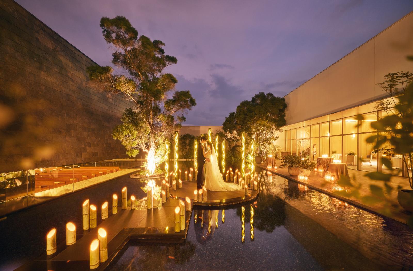 美しくライトアップされた空間に噴水が煌めく演出はゲストの心に残り続ける