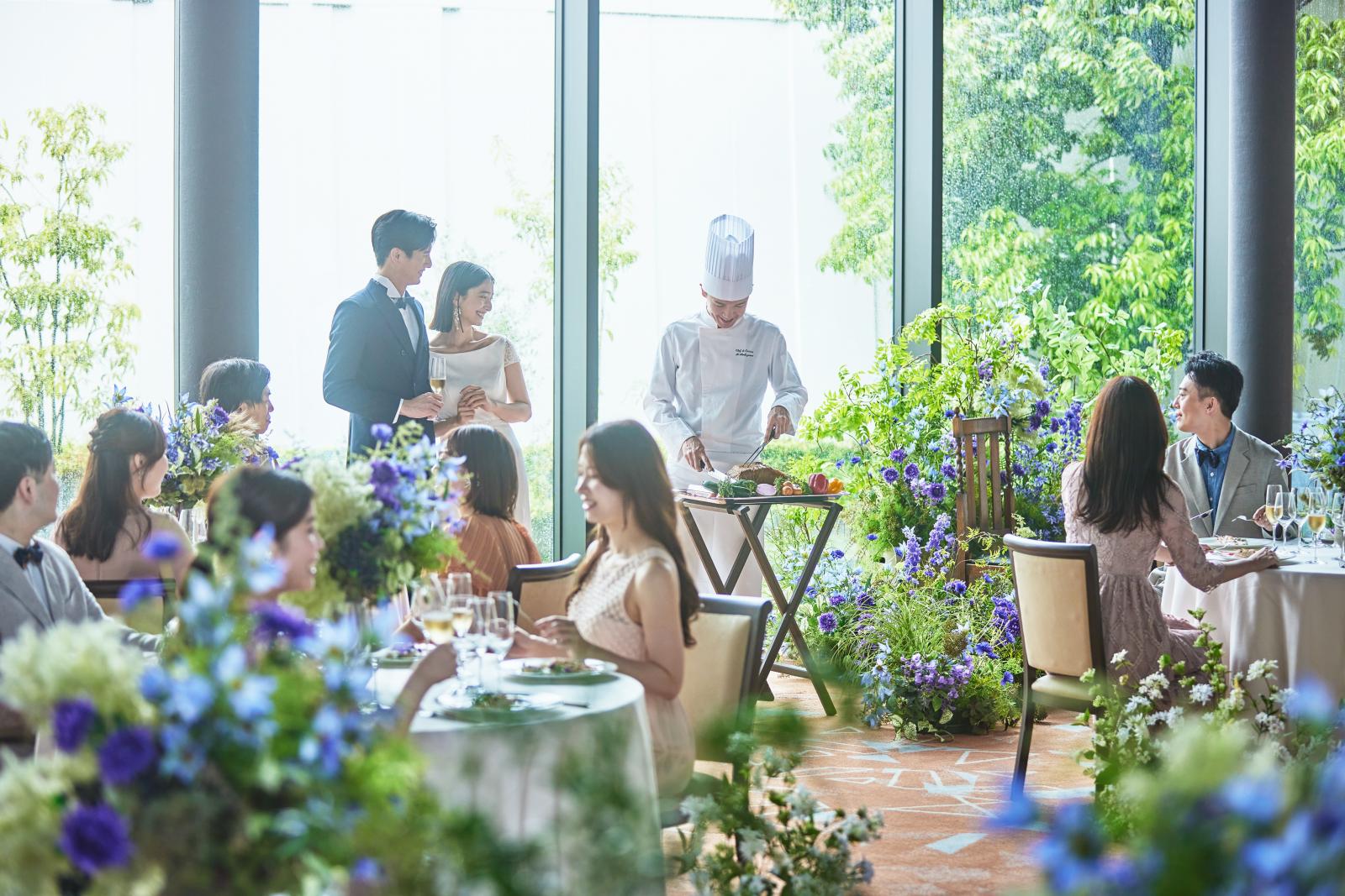 立ち上がる炎と、お肉とハーブの薫りがおいしさを一層引き立てるローストビーフのフランベ