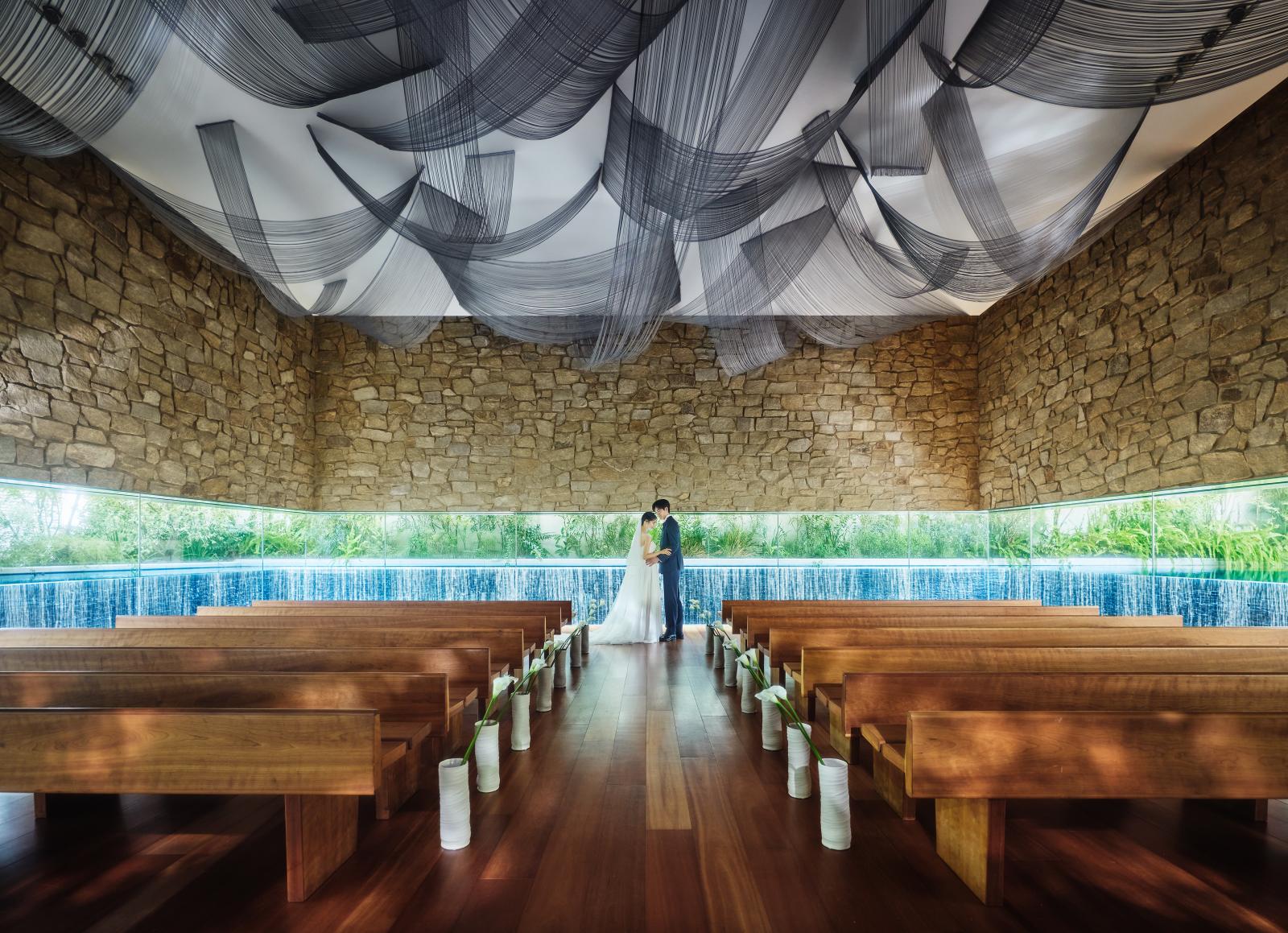 滝に囲まれた独立型のチャペルは まるで水の中にいるような神秘的な空間