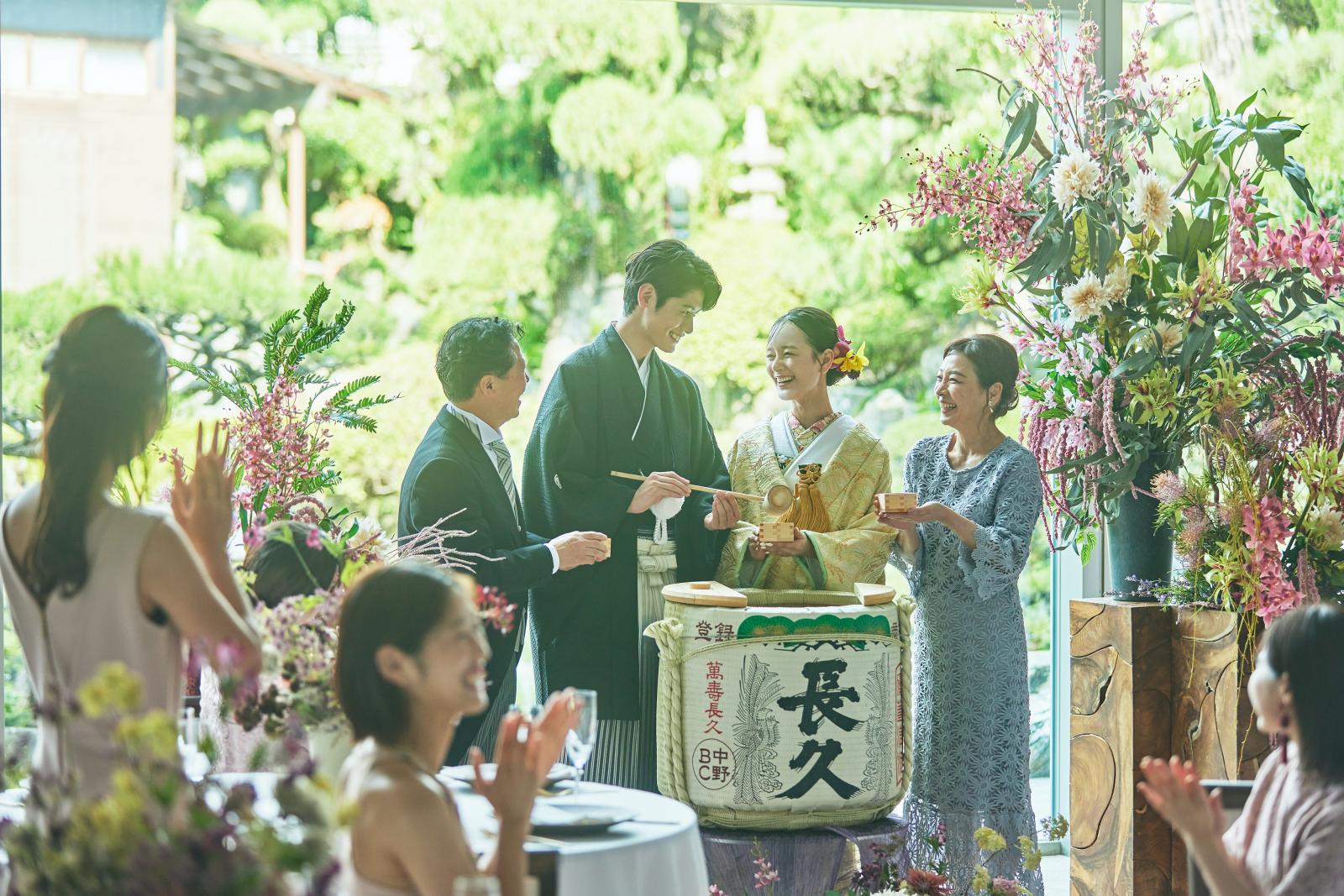 木槌の音とともに祝福が広がる。伝統の鏡開きで、晴れやかな門出を