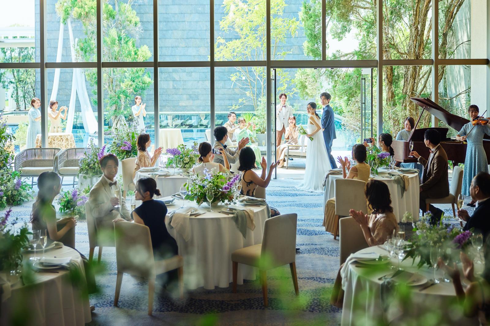 窓の先のテラスも一体となった開放的な披露宴会場