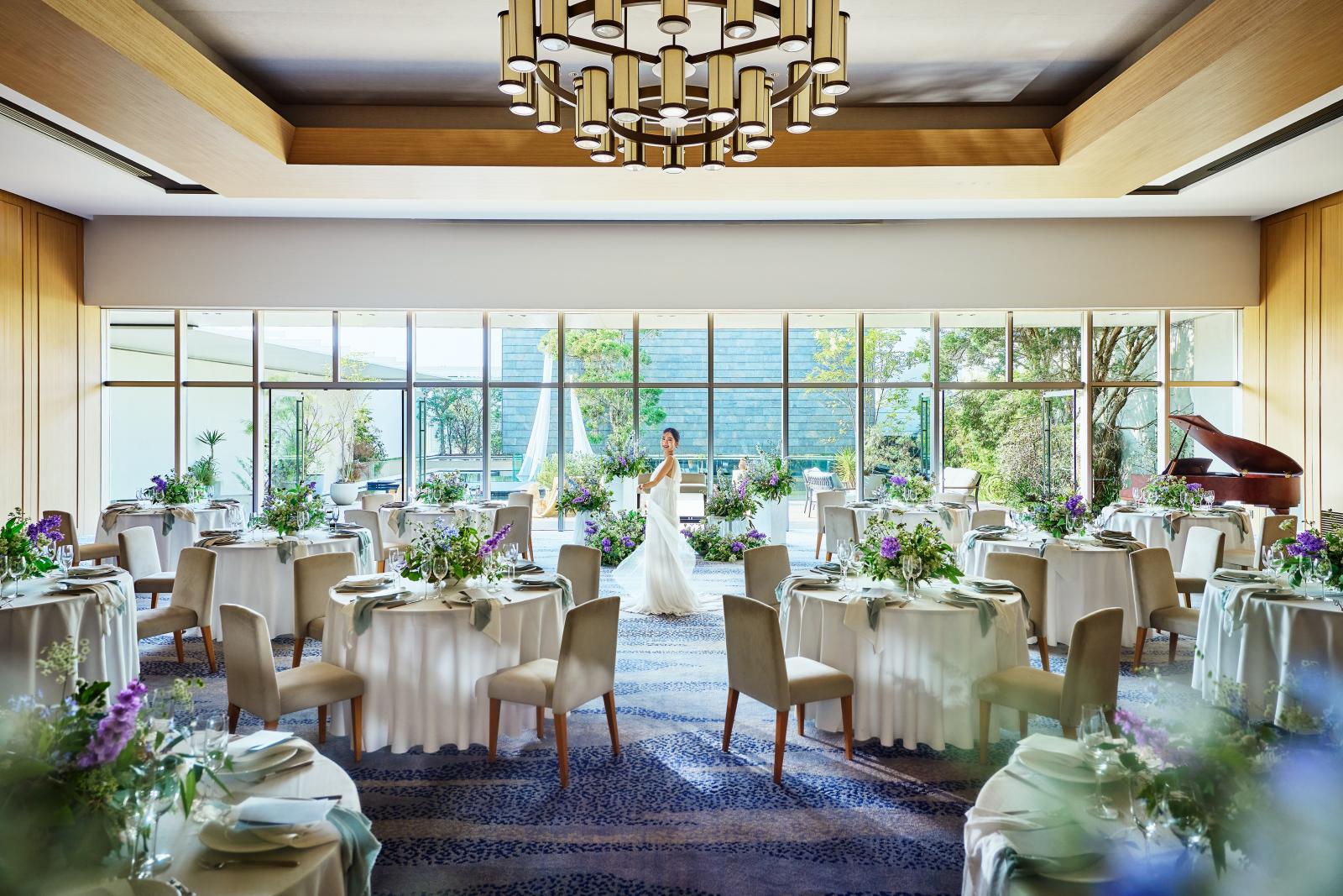 豊かな自然を背景に花嫁のナチュラルな魅力を引き出すパーティ会場でやすらぎのひと時を