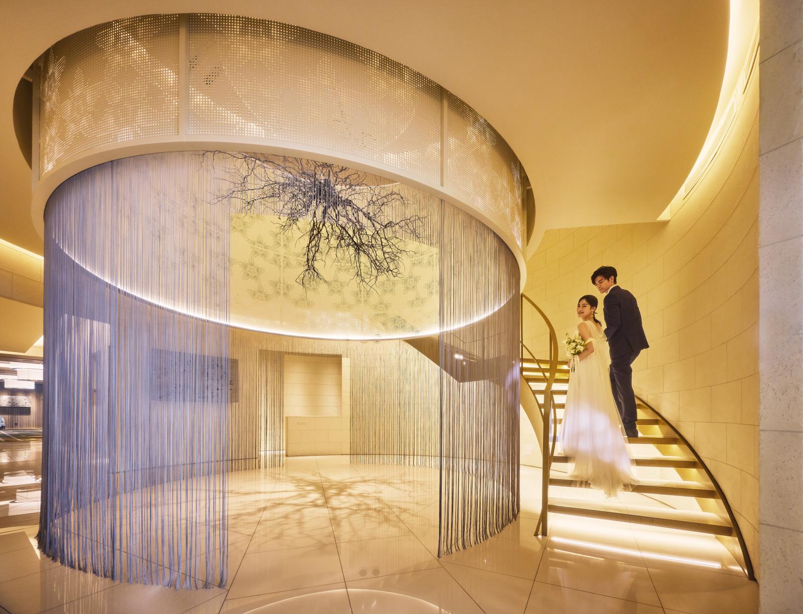 エントランスをくぐった先に県花のリンドウのモチーフが。華やかにゲストをお出迎え