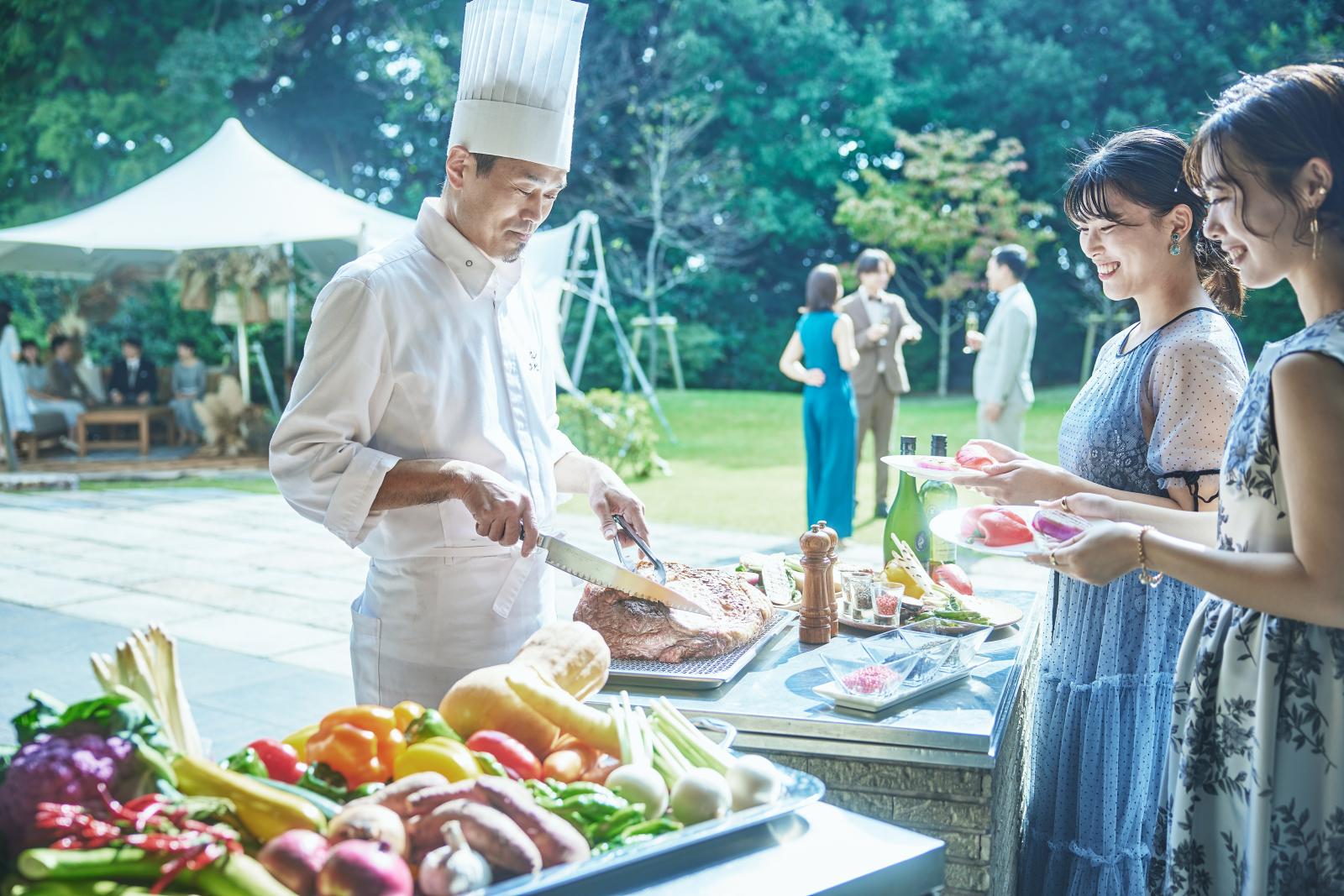 大人気のグリル演出は炭焼きのお肉を　ビュッフェスタイルで