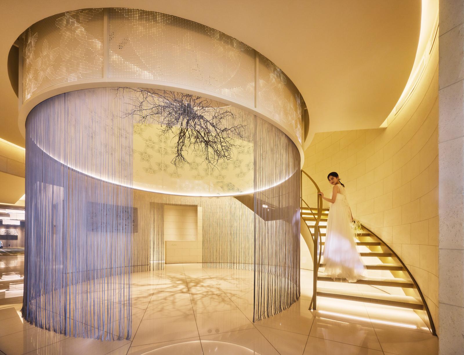 エントランスをくぐった先に県花のリンドウのモチーフが。華やかにゲストをお出迎え