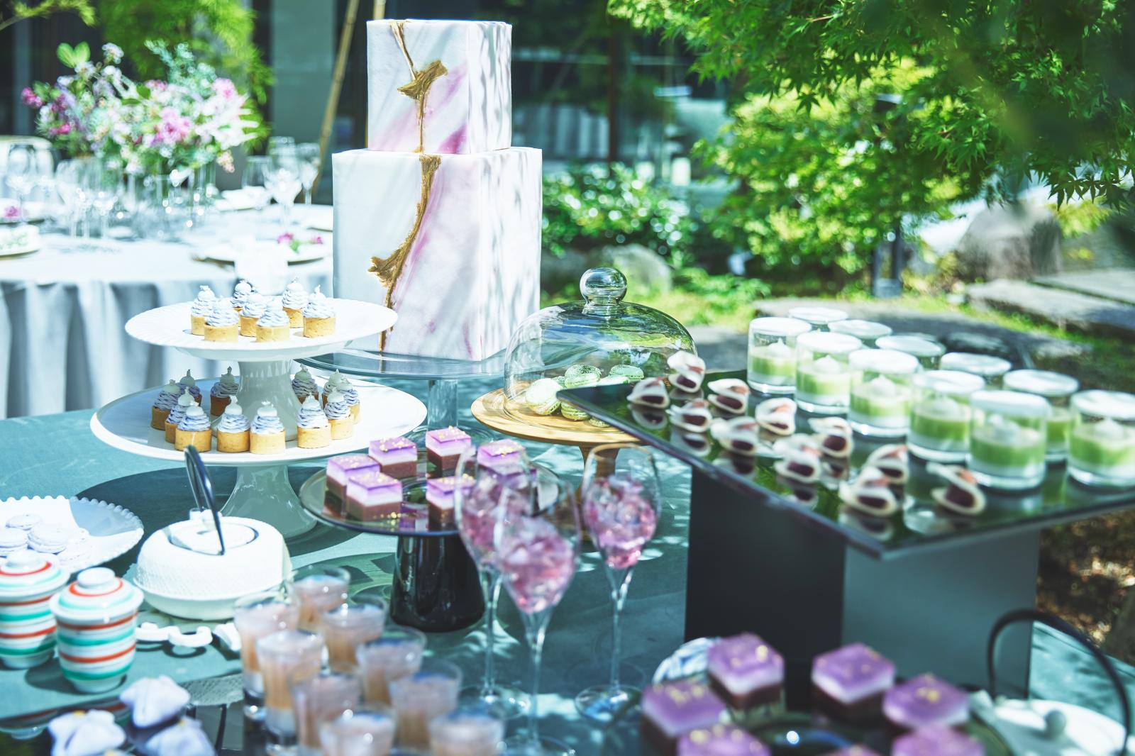 テラスでのデザートビュッフェなど、大切なゲストへサプライズの演出も