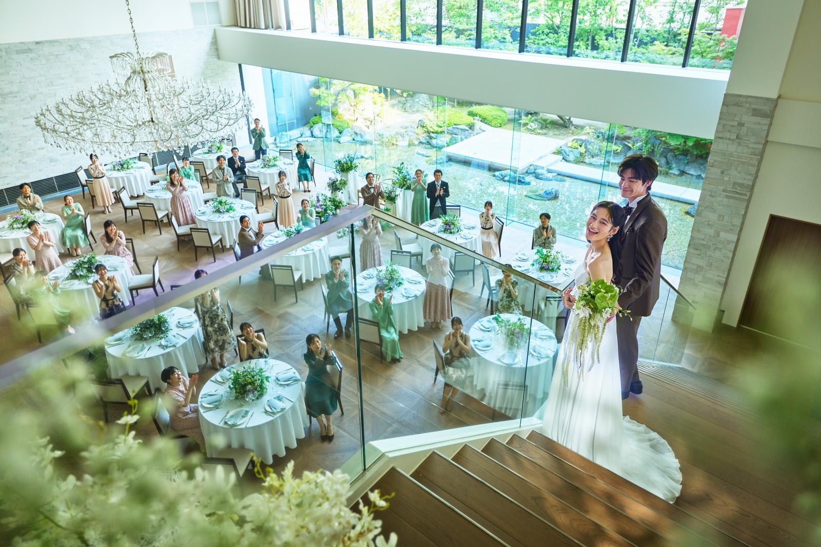 庭園や大階段からの入場演出やオープンキッチンでのフランベショーなど様々な演出が叶う