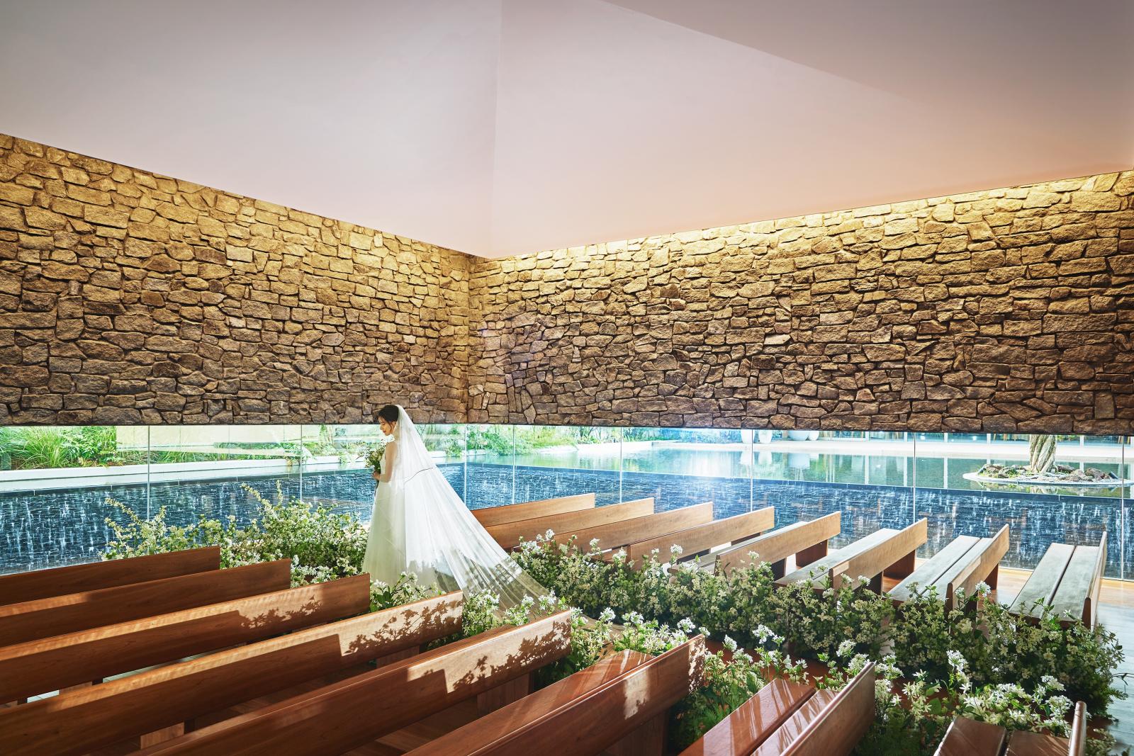 神秘的な空間で自然体な誓いを