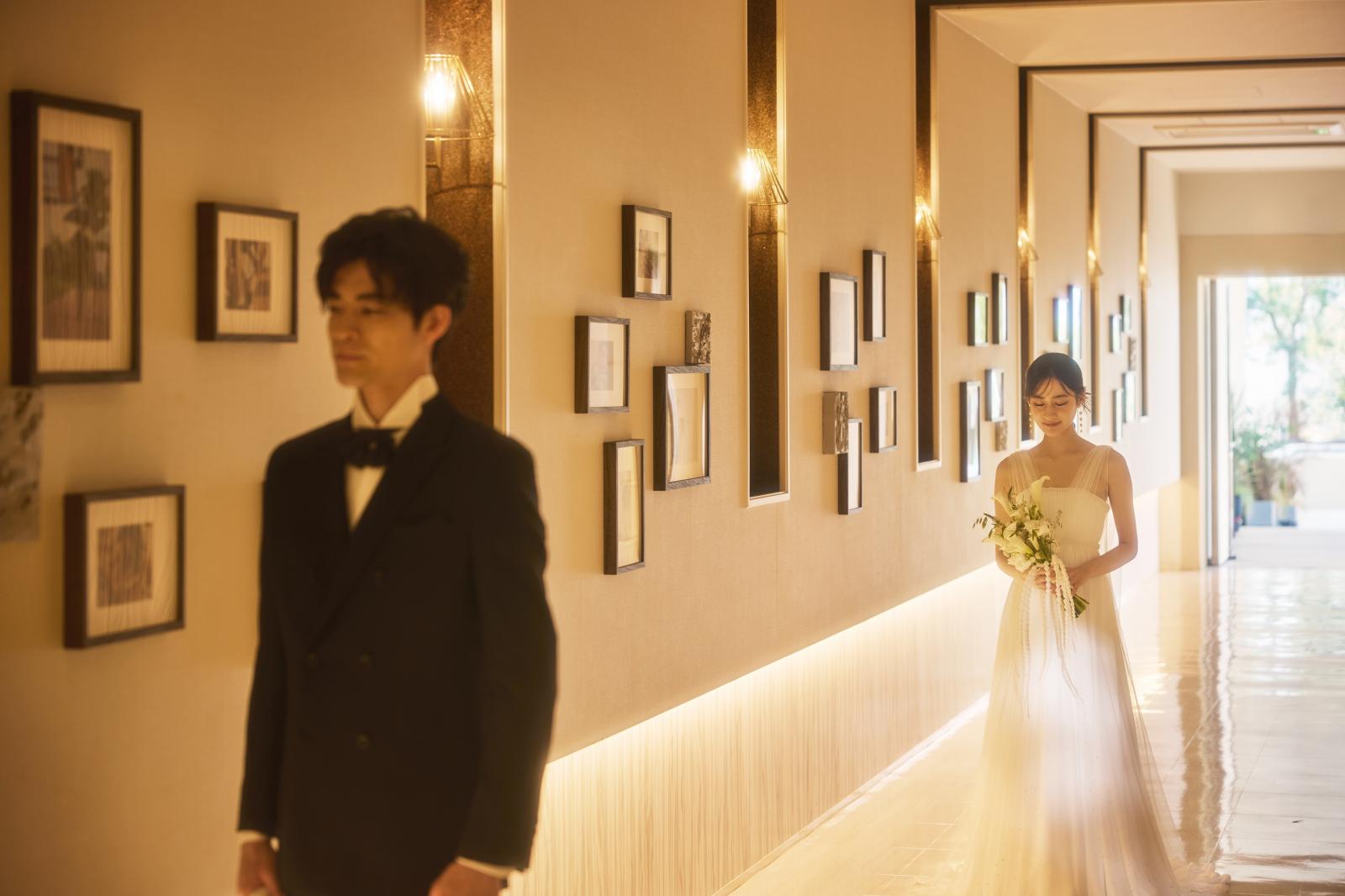 挙式前の「ファーストミート」。初めて互いの姿を見つめ合う特別な瞬間