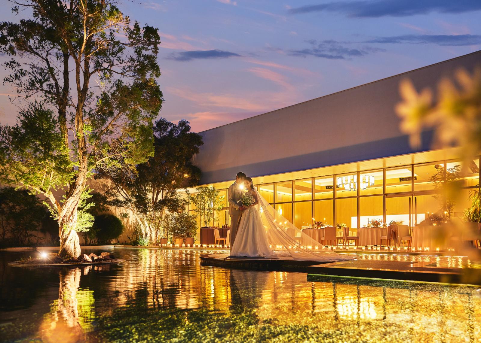 水面にゆらめくキャンドルの灯りで　より一層　幻想的なナイトウェディングに