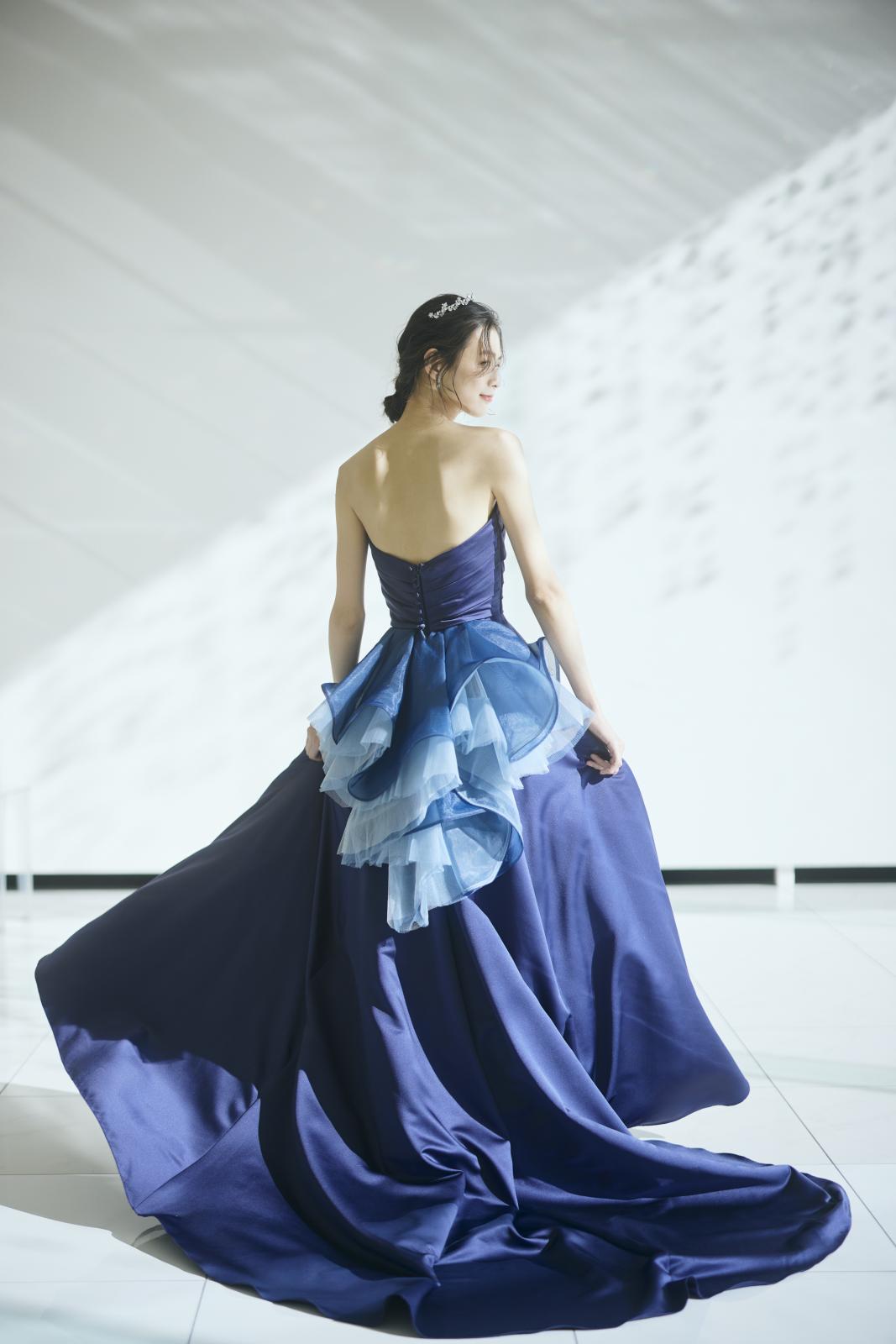 会場の視線を一瞬で惹きつけるテラコッタオレンジが印象的な一着