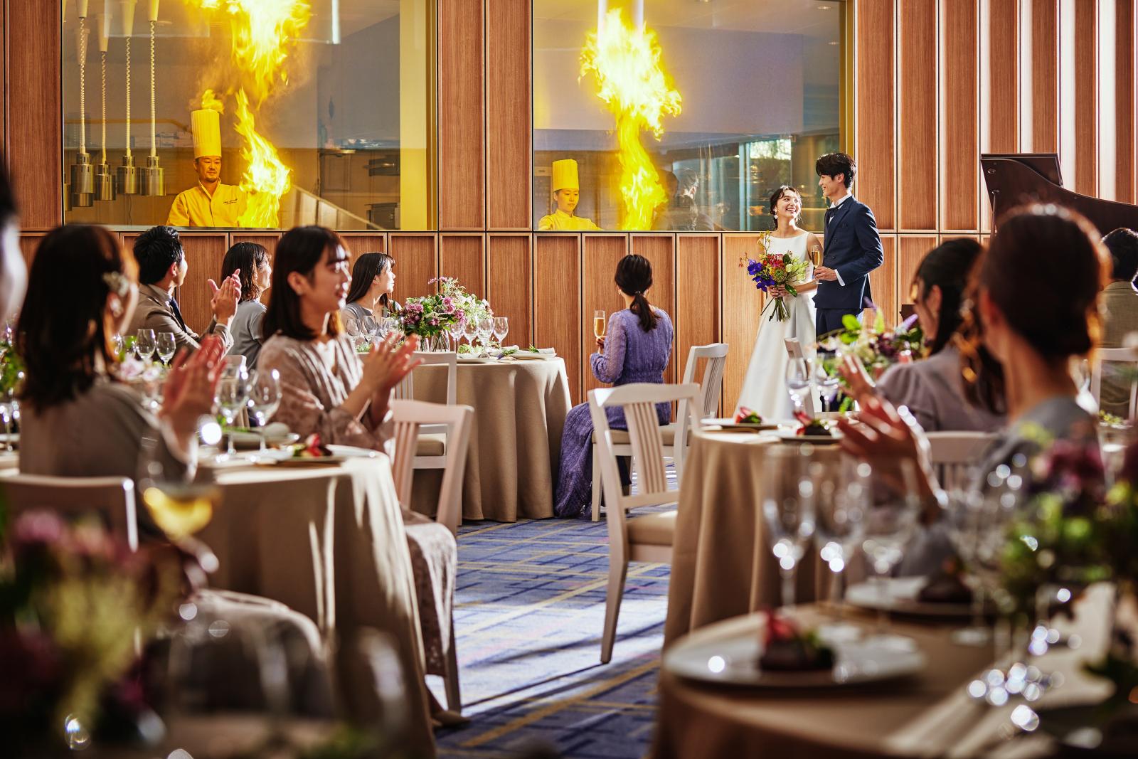 オープンキッチンのフランベショーで美味しいおもてなしがスタート