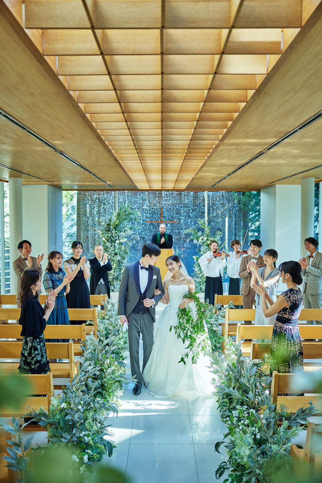 大切なゲストからの祝福を受けて幸せが溢れる瞬間