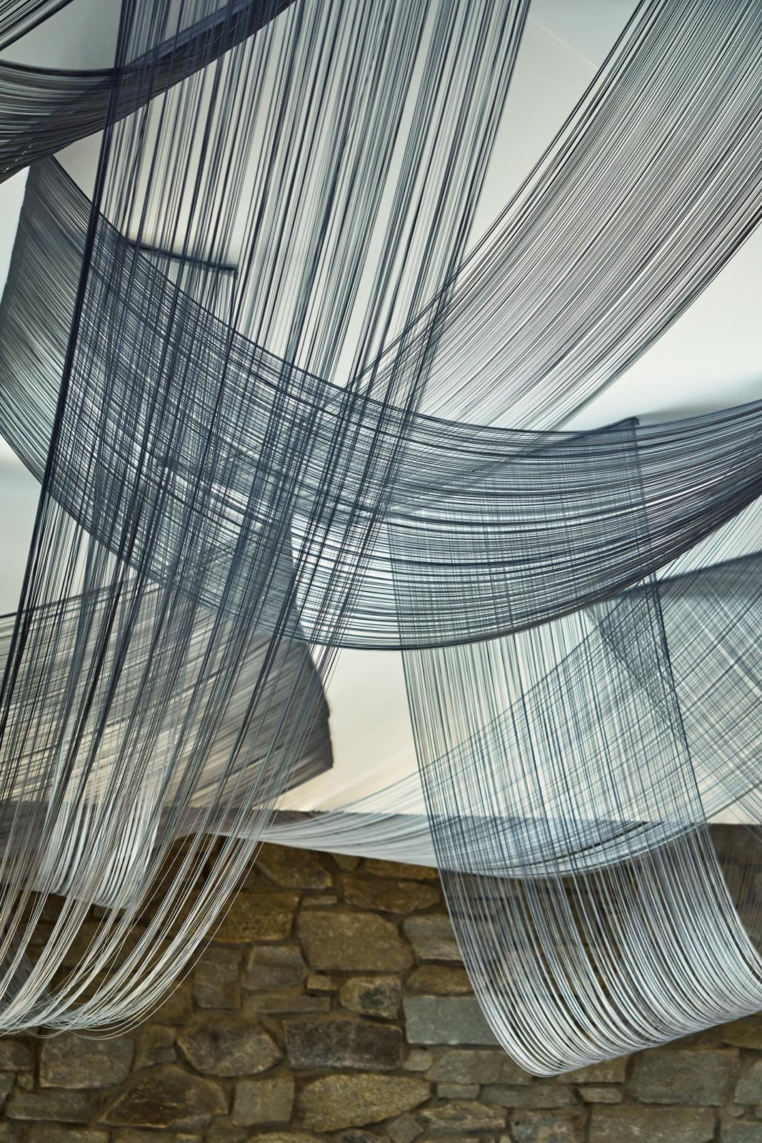 天井のストリングスカーテンが空間に動きを与える