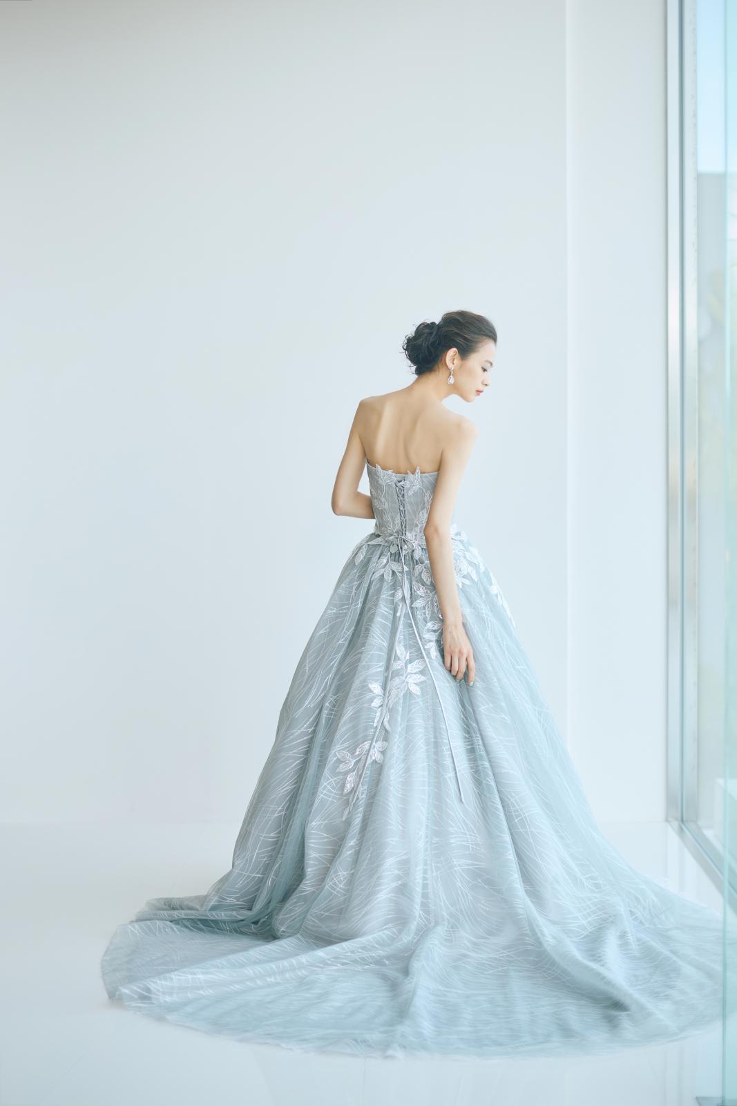 ファッショントレンド、季節感を贅沢に取り入れて楽しむカラードレス。