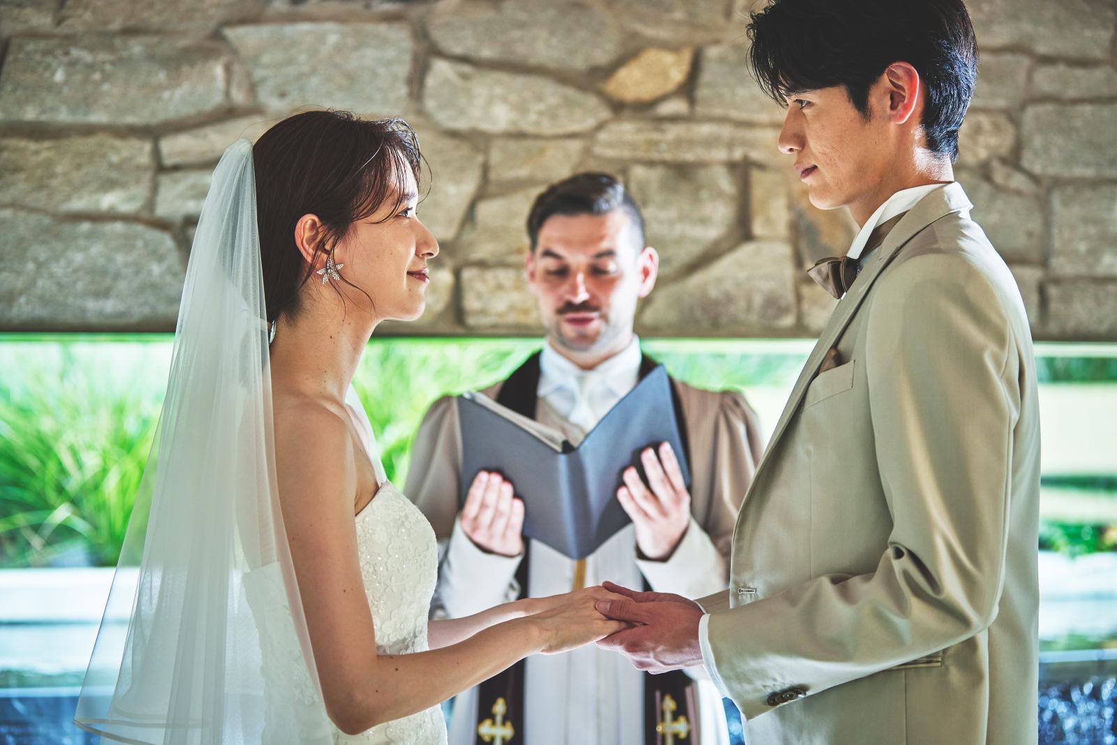 祭壇の奥に清々しく流れる滝が ふたりの誓いを美しく煌めかせ ドラマティックなひとときを演出