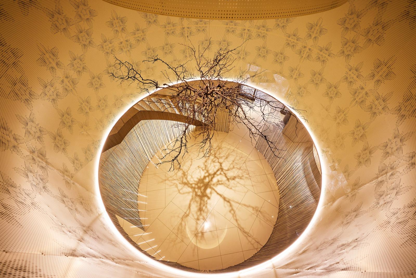 会場に一歩足を踏み入れると、白一色の洗練された上質な空間が広がっている