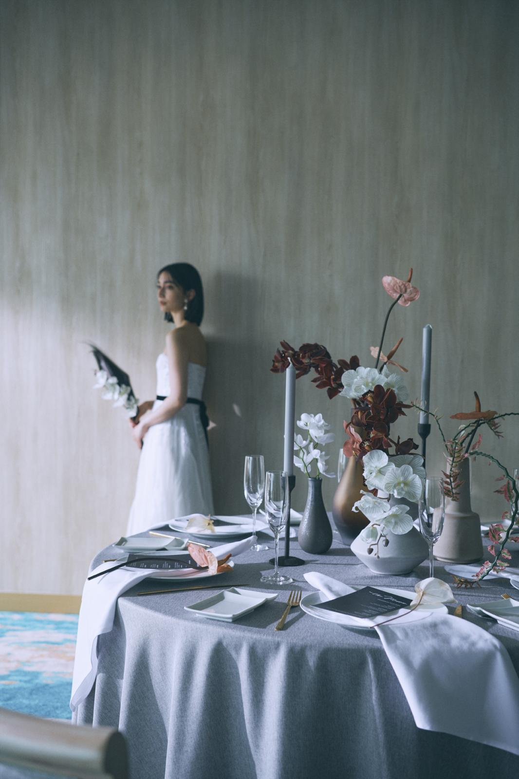 会場の雰囲気に合わせて洗練されたテーブルコーディネート