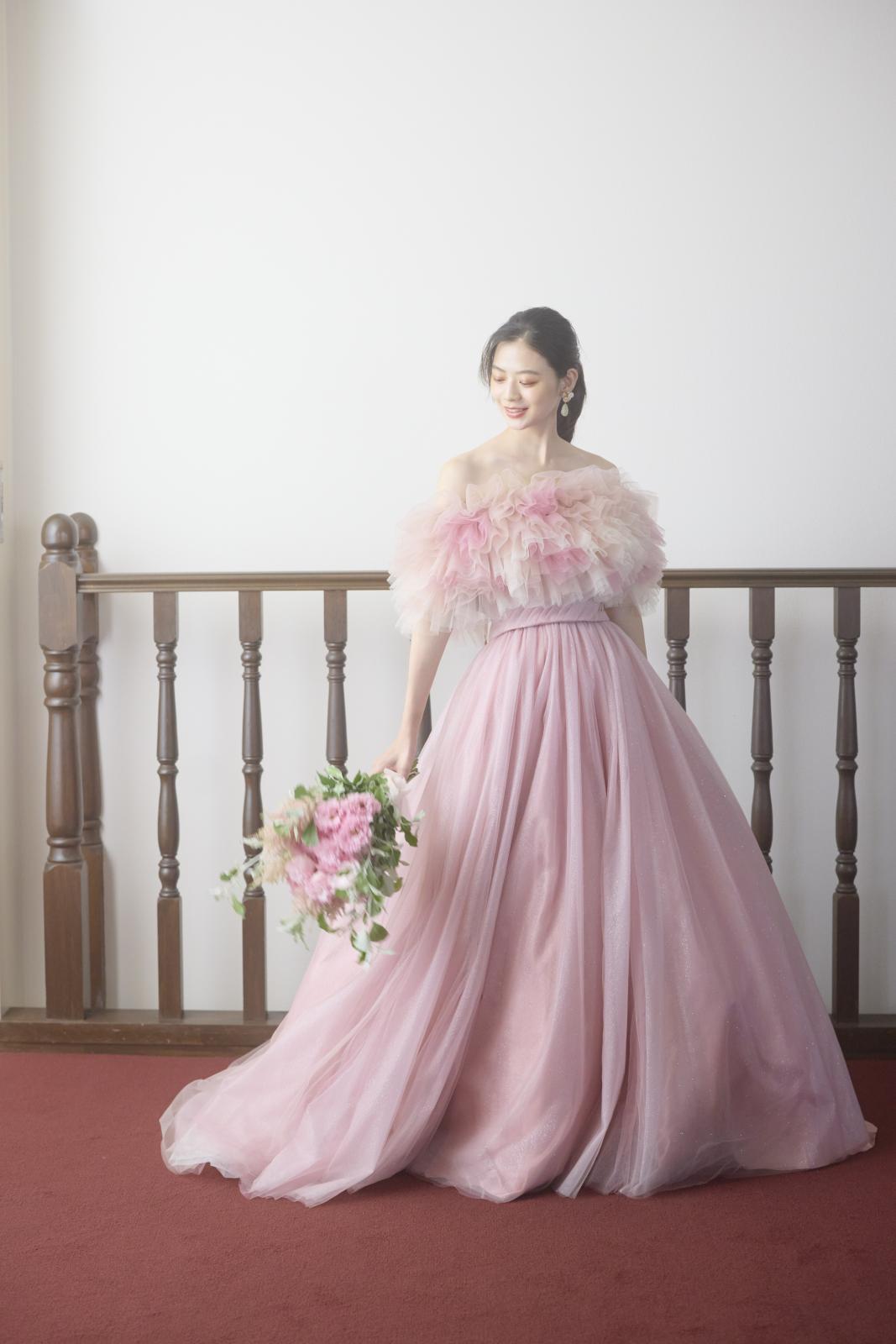 甘さと透明感のバランスが絶妙で、特別な日をよりロマンティックに彩る一着