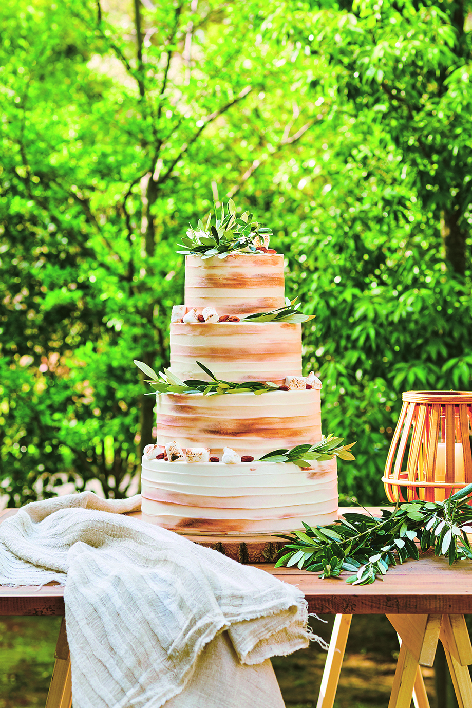 特別の日にふさわしい鮮やかなウエディングケーキ