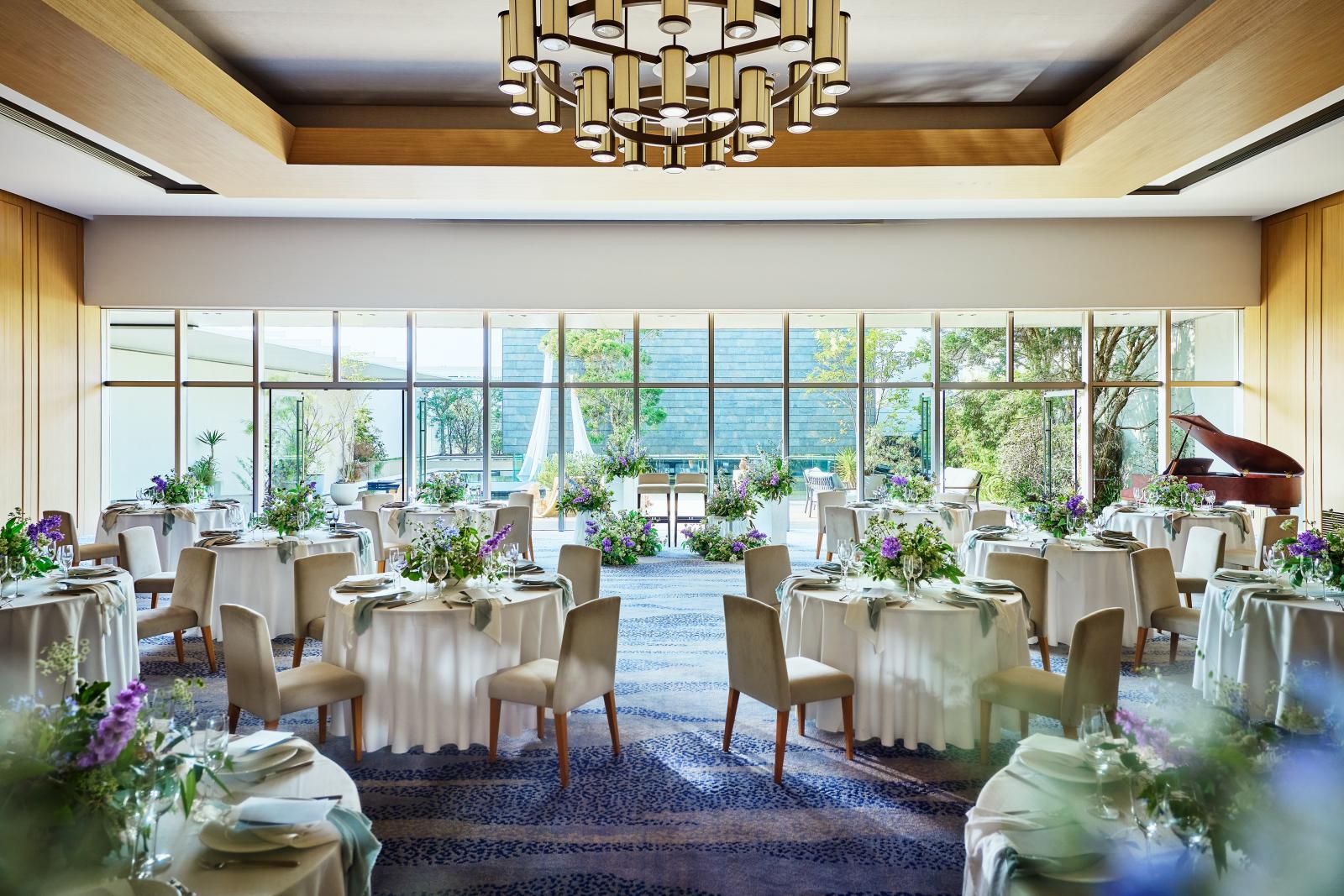 高さ5メートルの高い天井と大きな窓から自然光が差し込む テラス完備の開放的なパーティ会場