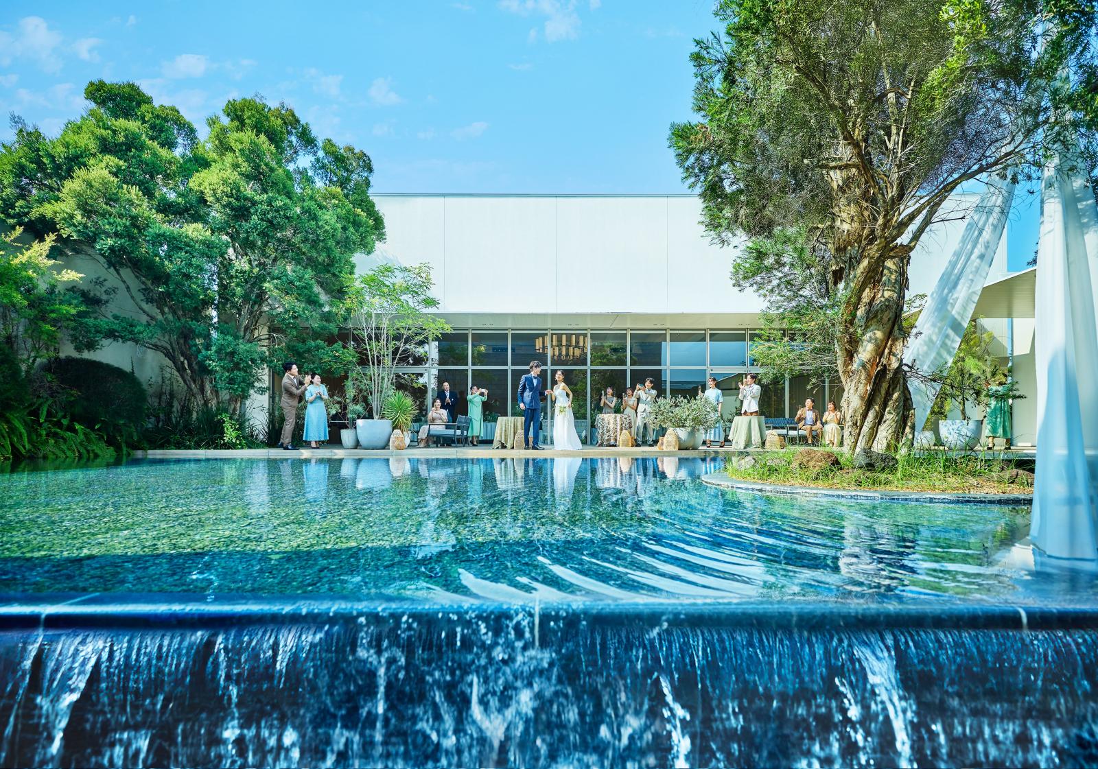 青空と水面に囲まれたウォーターテラスで笑顔溢れるパーティを