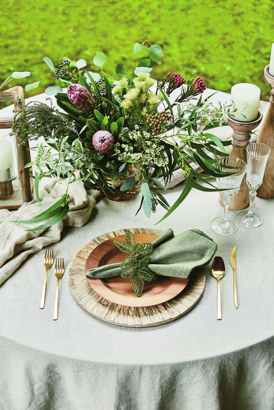 幸せの象徴とされてきたグリーンリースをモチーフにしたボタニカルデザイン